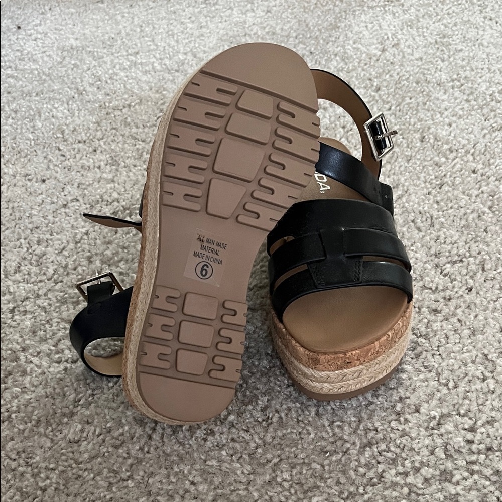 NEW! Women’s Soda Black and Tan Platform Sandals Size 6 - Picture 3 of 5